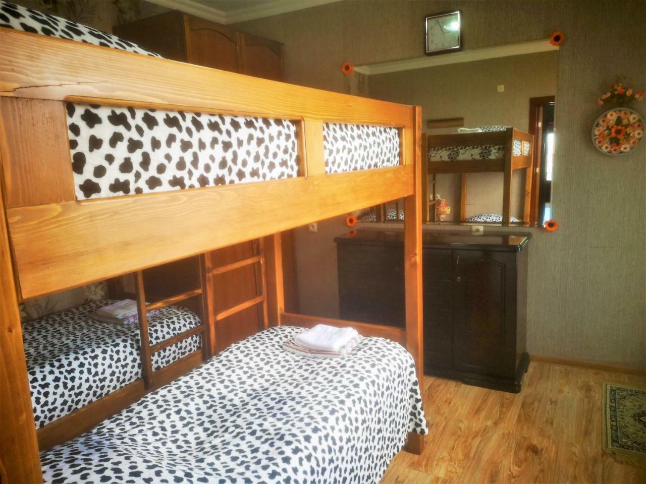 Hostel Sadu Koetaisi Buitenkant foto
