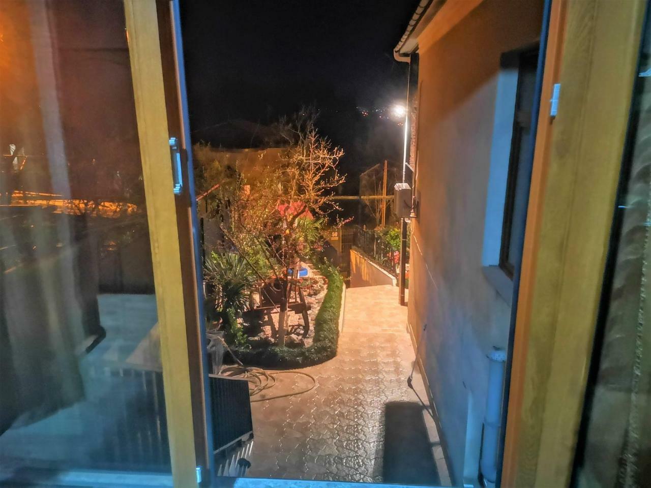 Hostel Sadu Koetaisi Buitenkant foto